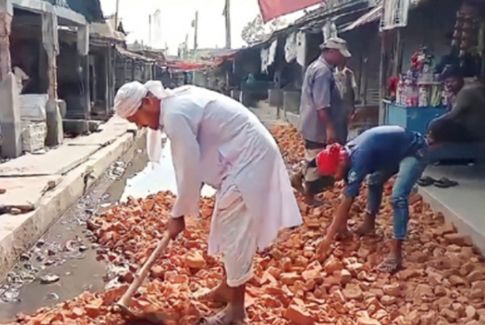 নিজের জমানো অর্থে রাস্তা সংস্কার করে চলেছেন দরিদ্র চা দোকানি