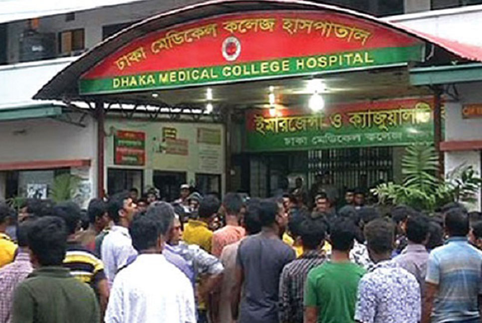 টিয়ার শেল নিক্ষেপ করতে গিয়ে বিস্ফোরণে ৩ পুলিশ সদস্য আহত