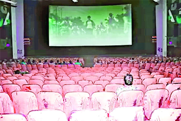 দর্শক কেন সিনেমা হলে যাবে