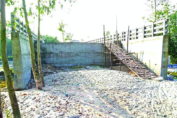 ৭ কোটি টাকার সেতুতে উঠতে বাঁশের সাঁকো