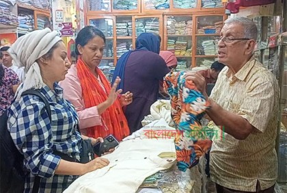 বিদেশিদের ভিড় বাড়ছে কুমিল্লার খাদি দোকানে