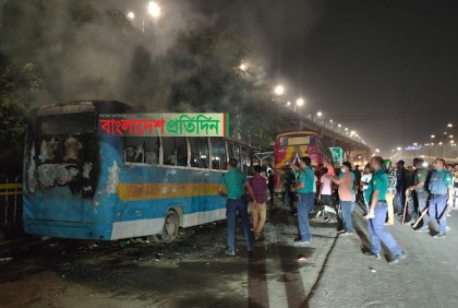 সন্ধ্যায় রাজধানীতে দুই বাসে আগুন

