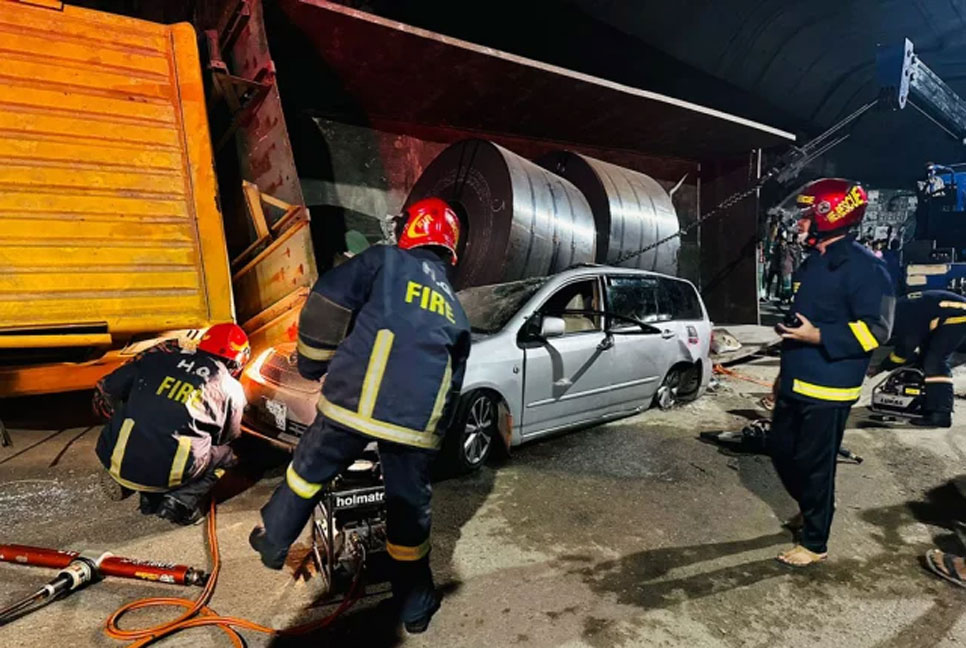 ওয়ারীতে কাভার্ডভ্যান উল্টে প্রাইভেটকারকে চাপা, একজন নিহত
