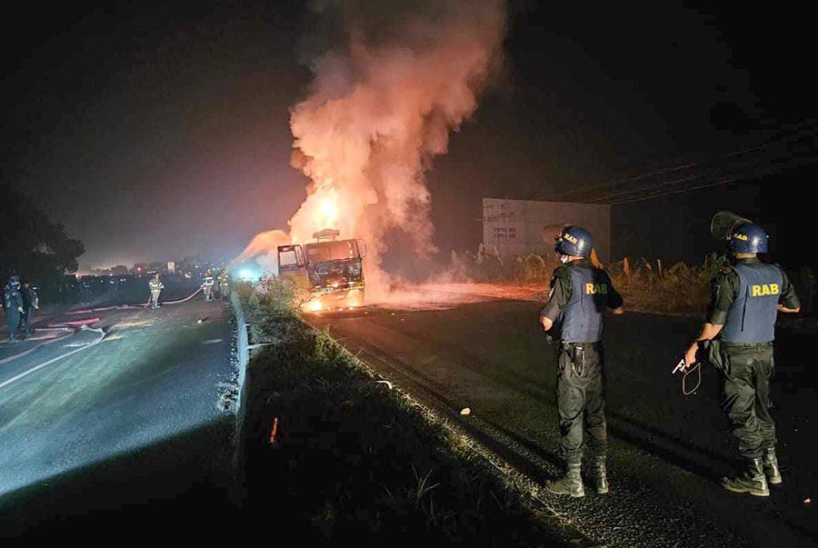 বগুড়ায় দুই ট্রাকে আগুন দিয়েছে অবরোধকারীরা