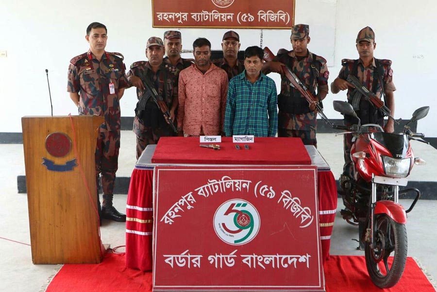 তেলকুপি সীমান্ত এলাকা থেকে পিস্তলসহ আটক ২, মোটরসাইকেল জব্দ