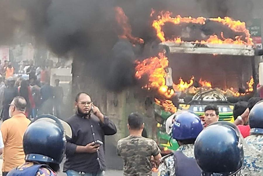 শাহজাদপুরে বাসে আগুন