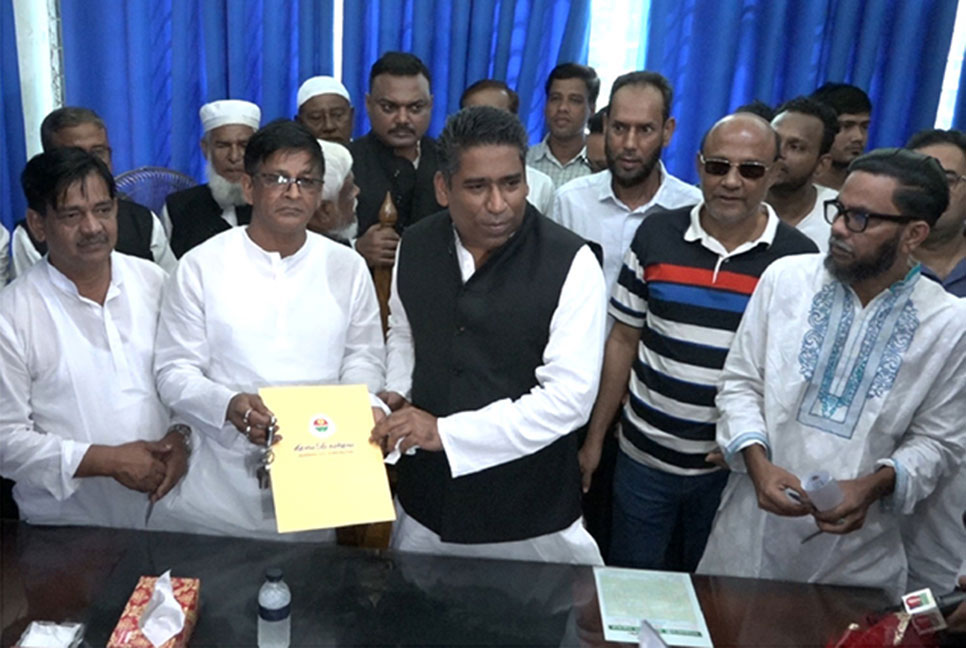মেয়াদ পূর্তির আগেই মেয়রের দায়িত্ব থেকে অব্যাহতি সাদিক আবদুল্লাহ’র