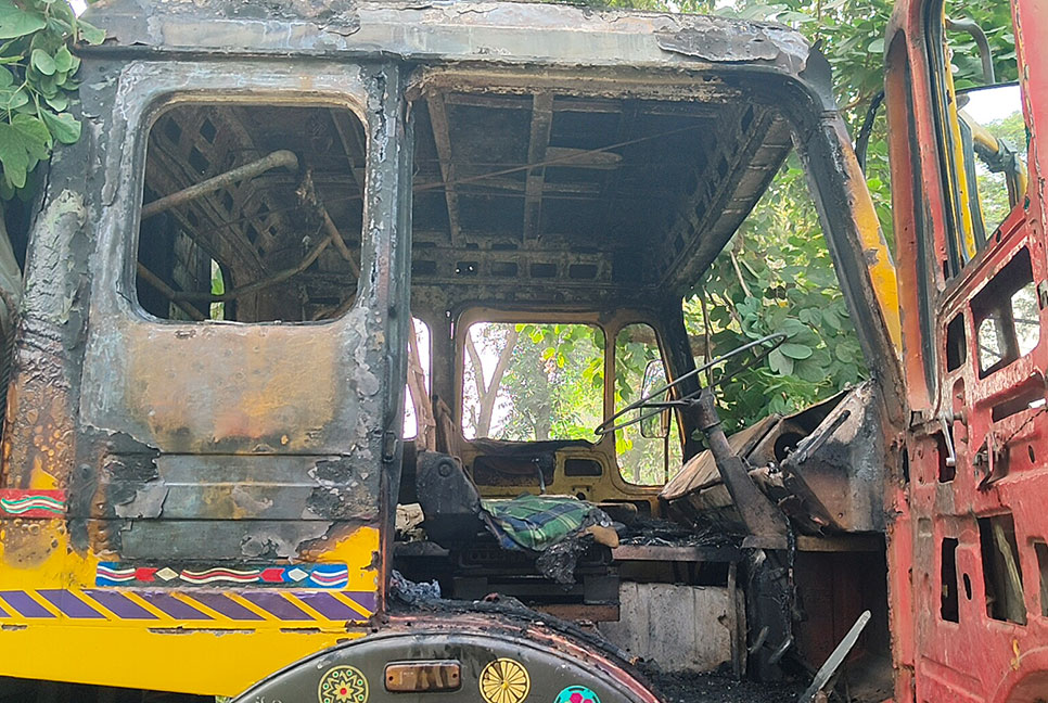বঙ্গবন্ধু সেতু পশ্চিম মহাসড়কে ট্রাকে আগুন