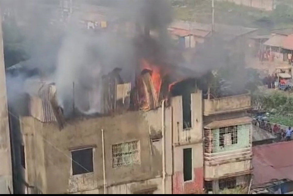 ডেমরায় তিন তলা ভবনে আগুন

