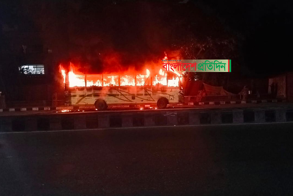 অবরোধে ঢাকায় প্রতি ৬ ঘণ্টায় জ্বলেছে একটি বাস

