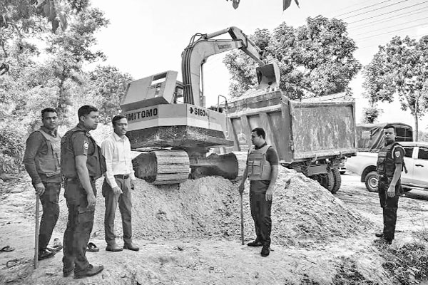 ঢাকা-সিলেট মহাসড়কে বালুর স্তূপ, দুর্ঘটনার শঙ্কা