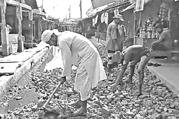 চা দোকানির টাকায় রাস্তা সংস্কার