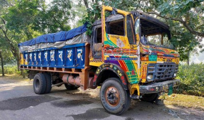 সিরাজগঞ্জে মহাসড়কে পণ্যবাহী ট্রাকে আগুন
