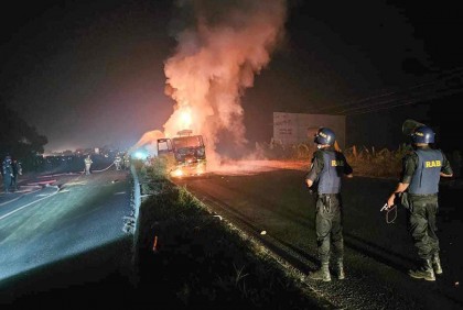 বগুড়ায় দুই ট্রাকে আগুন দিয়েছে অবরোধকারীরা