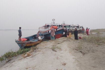 নাব্যতা সংকটে গোপালপুর ঘাটে লঞ্চ চলাচল ব্যাহত