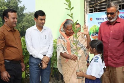 গাইবান্ধায় বিভিন্ন শিক্ষা প্রতিষ্ঠানে ৫ হাজার গাছের চারা বিতরণ 