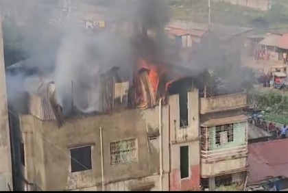 ডেমরায় তিন তলা ভবনে আগুন

