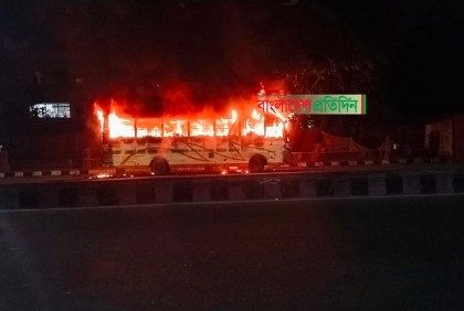 অবরোধে ঢাকায় প্রতি ৬ ঘণ্টায় জ্বলেছে একটি বাস

