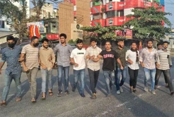 অবরোধের সমর্থনে ১৩ জনের বিক্ষোভ মিছিল চবি ছাত্রদলের