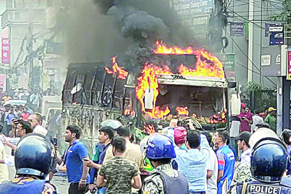 পুড়ল আরও ১৫ গাড়ি চলছে গ্রেফতার