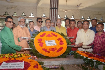 আহসান উল্লাহ মাস্টারের সমাধিতে জাতীয় বিশ্ববিদ্যালয়ের শ্রদ্ধা