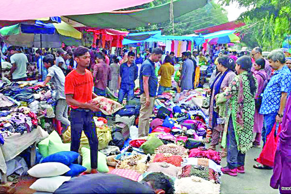 মতিঝিলে গতকাল হলিডে মার্কেটে ক্রেতার ভিড় 
