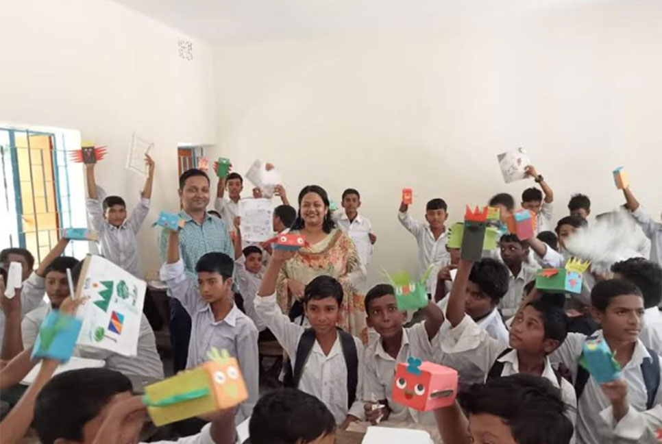 নতুন কারিকুলামে শিক্ষার্থীদের উদ্বুদ্ধ করতে শ্রেণিকক্ষে ইউএনও 