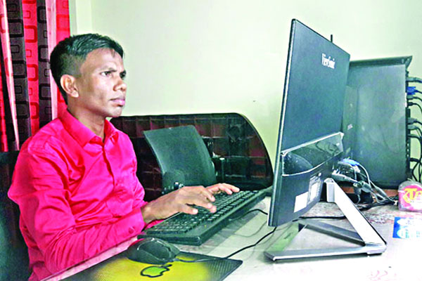 রাজমিস্ত্রি সাদ্দাম এখন সফল ফ্রিল্যান্সার