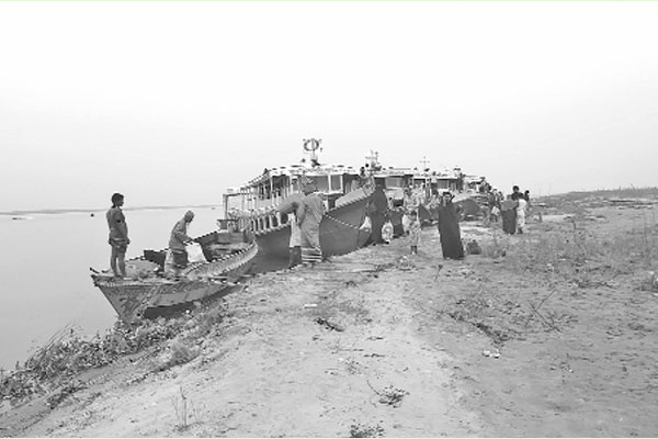 পদ্মায় নাব্য সংকটে ব্যাহত লঞ্চ চলাচল