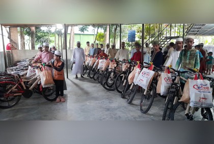 নামাজ পড়ে টাঙ্গাইলের ৩৩ কিশোর পেল বাইসাইকেল