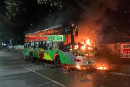 রাজধানীতে দুই বাসে আগুন
