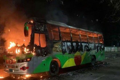 এবার যাত্রাবাড়ীতে বাসে আগুন