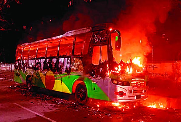 ৪৮ ঘণ্টার অবরোধ শুরু, রাতে ছয় বাসে আগুন