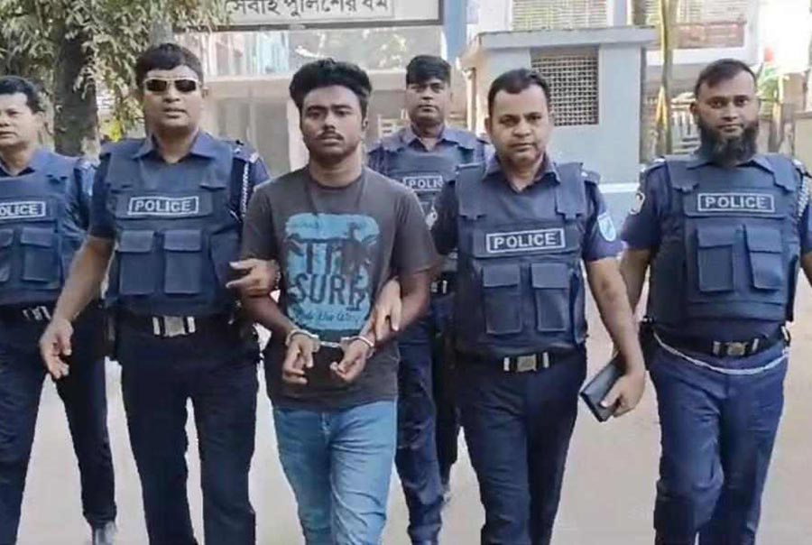 সাভারে টায়ার জ্বালিয়ে সড়ক অবরোধ, ছাত্রদল নেতা গ্রেফতার