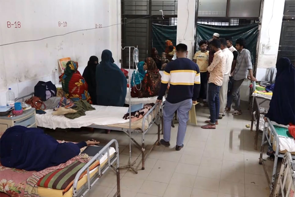 আগুন দিয়ে
স্ত্রীর শরীর ঝলসে দেওয়ার ঘটনায় মামলা, স্বামীসহ গ্রেফতার ৪