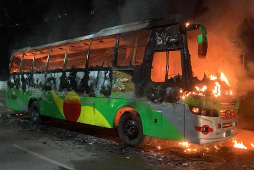 তেজগাঁওয়ে বাসে আগুন

