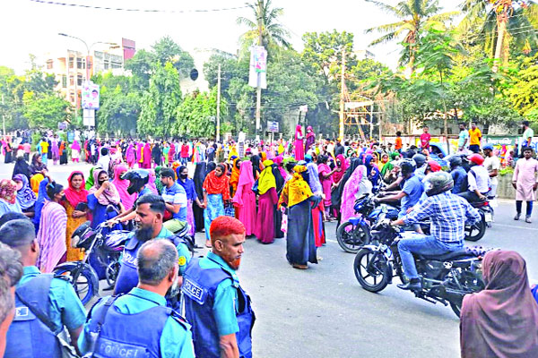 এক দিনে ১৩০ কারখানা বন্ধ