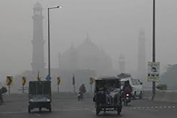 তীব্র বায়ুদূষণে পাকিস্তানে হাজারো মানুষ অসুস্থ