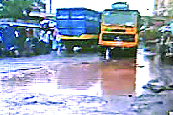 মরণফাঁদ ঢাকা-নারায়ণগঞ্জ পোস্তগোলা সড়ক