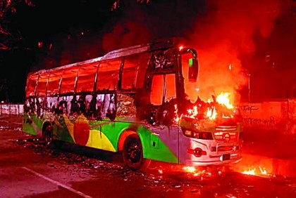 ৪৮ ঘণ্টার অবরোধ শুরু, রাতে ছয় বাসে আগুন