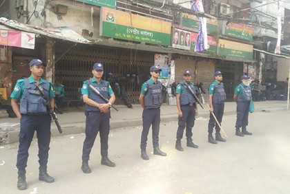 নয়াপল্টনে পুলিশের সতর্ক অবস্থান