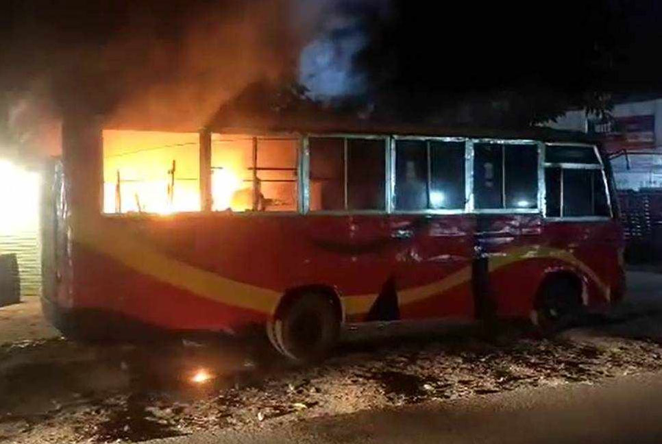 ঢাকা-নারায়ণগঞ্জ লিংক রোডে পার্কিং করা বাসে অগুন