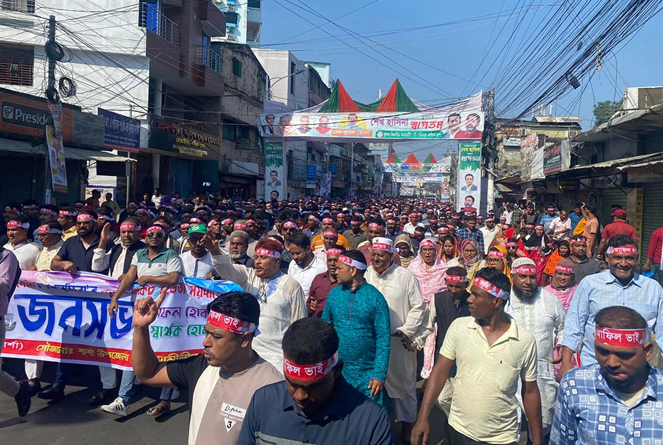 খুলনার সমাবেশস্থলে জড়ো হচ্ছেন আওয়ামী লীগ নেতাকর্মীরা

