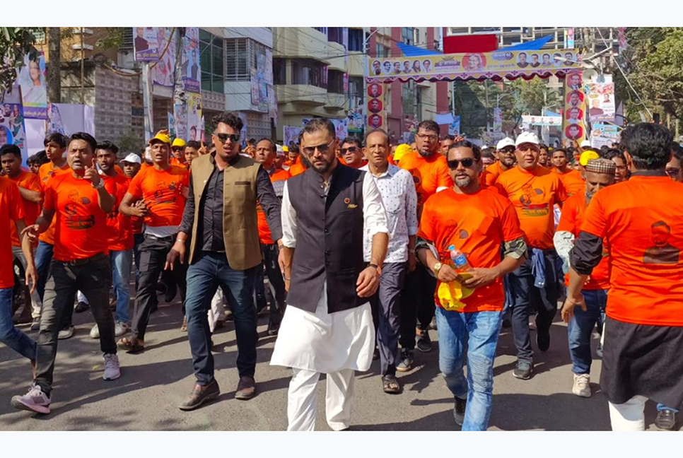 কয়েক হাজার কর্মী নিয়ে জনসভায় যোগ দিলেন মাশরাফি

