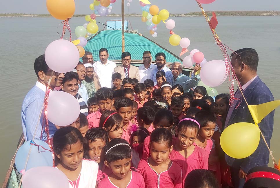 চরের শিক্ষক-শিক্ষার্থীদের জন্য জেলা প্রশাসনের ট্রলার প্রদান