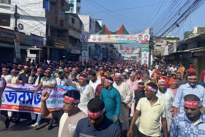 খুলনার সমাবেশস্থলে জড়ো হচ্ছেন আওয়ামী লীগ নেতাকর্মীরা

