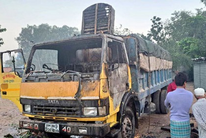 দিনাজপুরে ভুট্টা বোঝাই ট্রাকে আগুন দিল দুর্বৃত্তরা