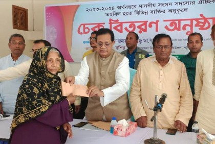 বাউফলে সংসদ সদস্যের ঐচ্ছিক তহবিলের চেক বিতরণ  