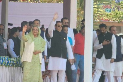 জনসভা মঞ্চে প্রধানমন্ত্রী