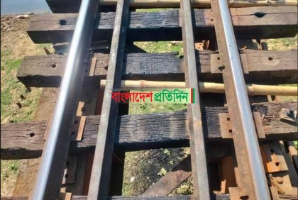 শ্রীপুরে ভোরে রেল ব্রিজে আগুন

